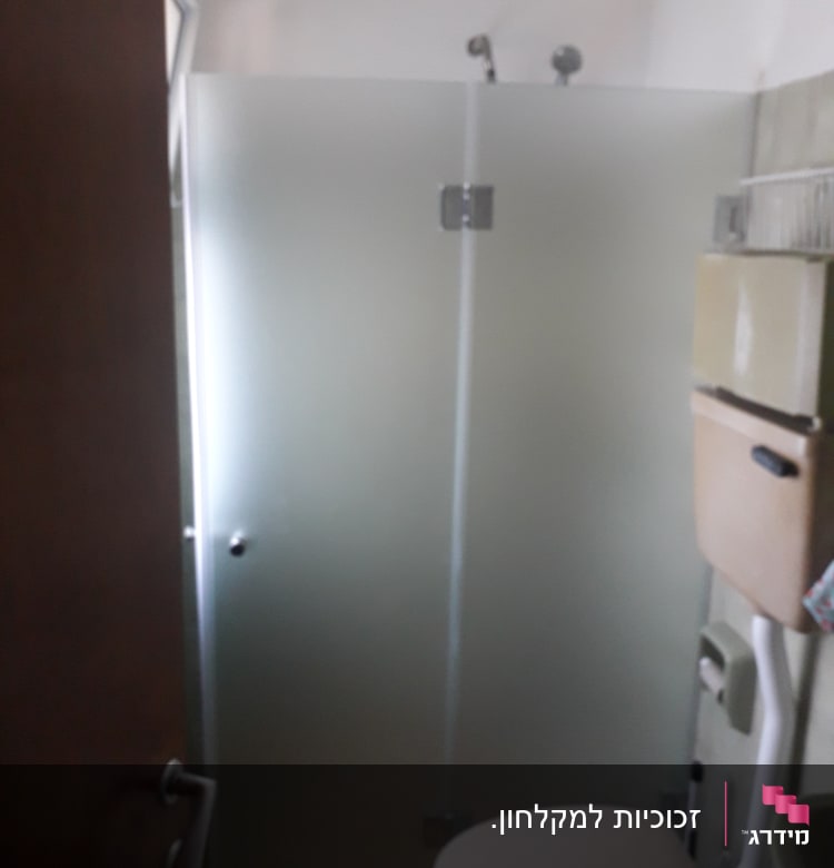 מקלחון עם דלת זכוכית חלבית וברז מקלחת